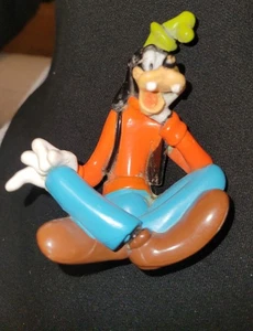 Figura Disney Goofy Sentado Piernas Cruzadas Juguete Pensante 3.5" - Imagen 1 de 3