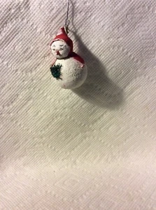 ALTER DEUTSCHER SCHNEEMANN AUS GESPONNENEM BAUMWOLL-KREPPPAPIER WEIHNACHTSSCHMUCK - Bild 1 von 12