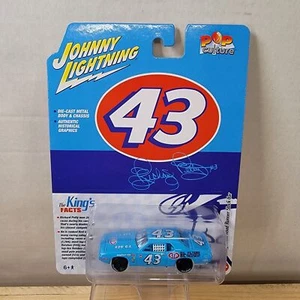 Coche fundido a presión Johnny Lightning Pop Culture: Richard Petty Stock Car #43 - NUEVO - Imagen 1 de 3