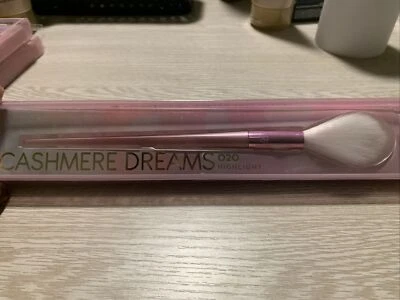 Herramienta de maquillaje pincel resaltador líquido/polvo Real Techniques Cashmere Dreams 020  Foto 1 de 2