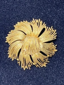 Vintage Monet Cordelia GoldTone Metal Flower Pin Brooch - Picture 1 of 10