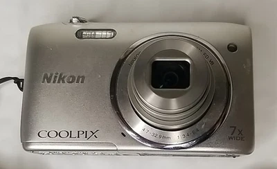 Nikon COOLPIX S3500 Digital Camera 20.1 MP Optical Zoom Silver - Image 1 of 4