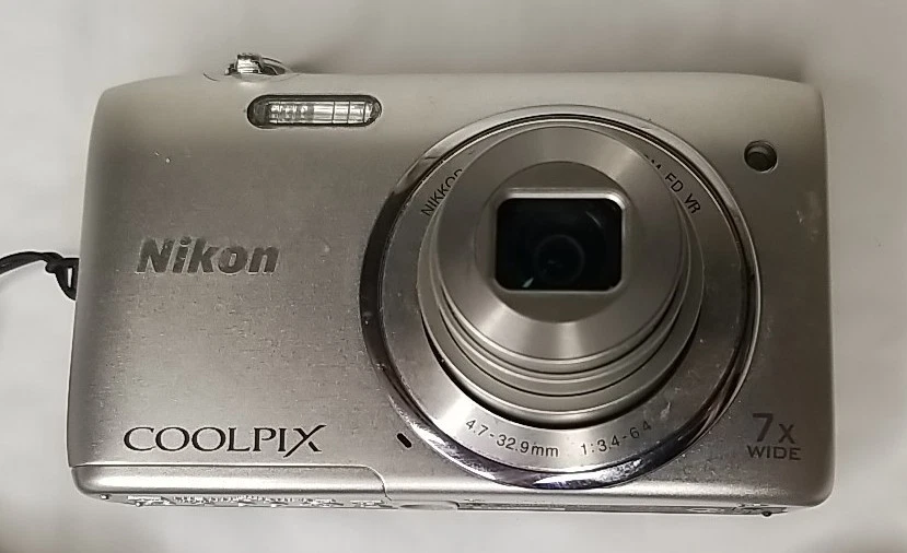 Nikon COOLPIX S3500 Digital Camera 20.1 MP Optical Zoom Silver - Image 1 of 4