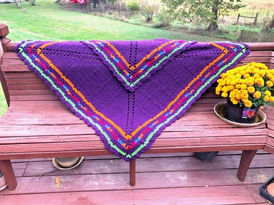 ¡NUEVO! MANTA CROCHET AFGANA LINDA COLORES MORADOS Hecha a Mano Tirar aproximadamente 4 1/2 PIES Foto 1 de 4