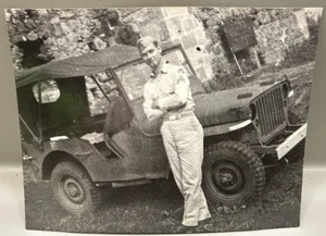 Foto militar vintage de soldado de la Segunda Guerra Mundial apoyado en Jeep años 40 Willys Ford GPW 3x2 - Imagen 1 de 1