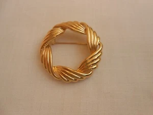Spilla TRIFARI metallo dorato trifanium liscio trifanium anni 50/60 - Foto 1 di 4