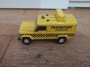 Matchbox LAND ROVER 110 Frankfurt Flughafen Auto Vintage Diecast Gialla - Foto 1 di 3