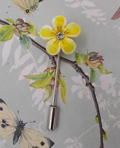 Small Yellow PRIMROSE PIN Yellow Primula Friendship Brooch Lapel HAND PAINTED - Picture 1 of 8