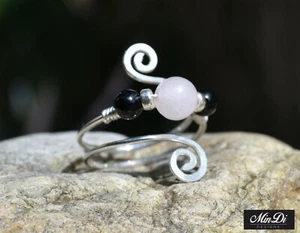 Anillo de alambre ajustable de plata de ley hecho a mano con Cuarzo Rosa y Ónix. - Imagen 1 de 5