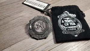 Prendedor réplica FairyLoot A Tempest of Tea de Hafsah Faizal - septiembre de 2024 - Imagen 1 de 3