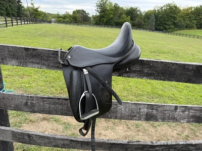 "Silla de montar Hennig Dressage 2018 asiento de 17"" flocado de lana" Foto 1 de 4