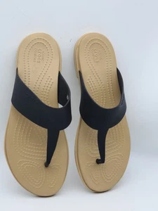 Crocs Damen-Riemensandalen beige & schwarz Größe W7 Kadee Flip-Flops - Bild 1 von 3