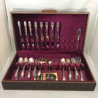 1847 Rogers Bros. America’s Finest Silverplate - 59 piezas con caja Foto 1 de 4