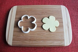 Cortador de galletas de flores Wonky sello de galletas adorno de pasteles cortador de fondant cupcakes - Imagen 1 de 1