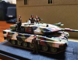 3R German Main Battle Leopard 2A6 mimetico invernale con 4 soldatini modello 1/72 - Foto 1 di 3