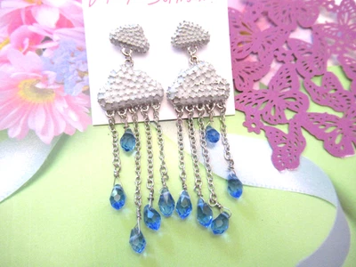 Pendientes colgantes Betsey Johnson Rain Clouds candelabro azul nuevos con etiquetas Foto 1 de 4