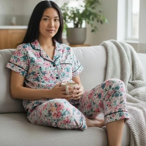 Jane and Bleecker Pyjama-Set mit Kerbkragen kleine Knopfleiste und Caprihose - Bild 1 von 12