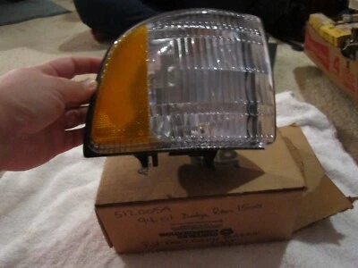 Передний угловой габаритный фонарь в сборе для Dodge Ram 1500 RH 1994-2001 NO5120054 - Изображение 1 из 4