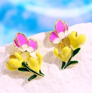 NEW ❣️BEAUTIFUL GOLD PLATED YELLOW PINK FLOWER ENAMEL STUD EARRINGS - Picture 1 of 5