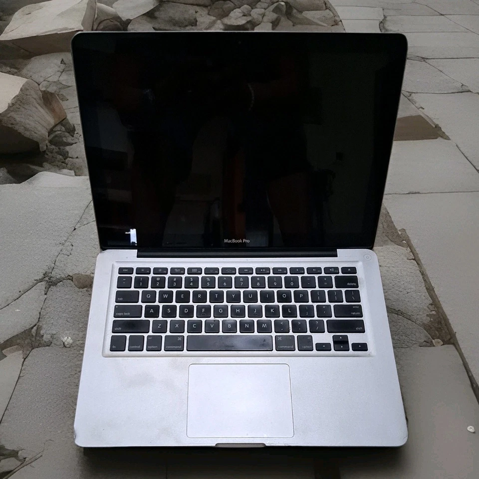 Apple MacBook Pro 13'' - Late 2011 - 2.4 GHz Intel Core i5 - 8GB 1067 MHz DDR3 - Image 1 of 4