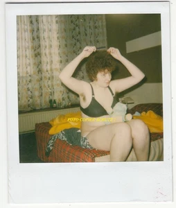 Original Vintage Polaroid Foto , seltenes Exemplar Dame im BH Bettkante - Bild 1 von 2