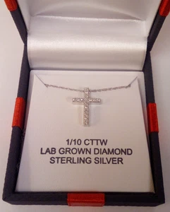 Nuevo con etiquetas Collar Cruz de Plata Esterlina Plata Esterlina Diamante Blanco Cultivado en Laboratorio 1/10 CTTW para Mujer - Imagen 1 de 5