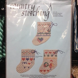Country Stitching Sampler stampato punto croce mini calze natalizie lino - Foto 1 di 2