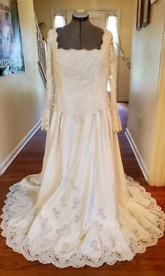 Vestido de novia Demetrios blanco con cuentas satinado encaje mangas acampanadas transparentes  Foto 1 de 4