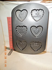 Wilton St. Valentine's Day muffin tin - Hearts with cute sayings - Picture 1 of 2