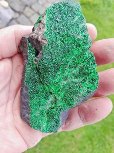 Uwarowit fein Kristalliner grüner Granat aus Saranovsk - Bild 1 von 6