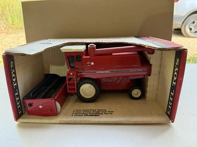 Ertl iH International Harvester Axial-Flow Combine #413 1:32 - Image 1 of 4