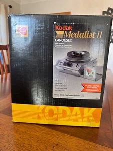 Kodak Medalist II Carousel Slide Projector Built-In Screen - Picture 1 of 7