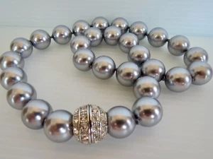 GORGEOUS! Silver Gray High Luster FAUX TAHITIAL PEARL NECKLACE w/ CRYSTAL CLASP - Picture 1 of 10