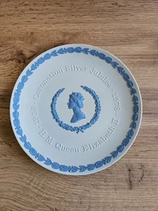Wedgwood Jasperware plate commemorating Queen Elizabeth II's Silver Jubilee - Picture 1 of 3