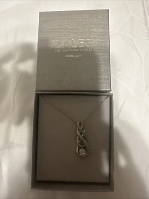 Cadena de plata de ley Zales y colgante gota retorcida Foto 1 de 2