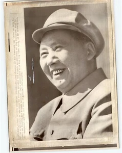 Líder comunista chino presidente MAO ZEDONG sonriente PEKÍN 1957 foto de prensa - Imagen 1 de 2