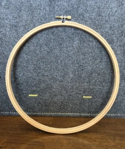 Wood Embroidery Hoop Round 9 Inch Made in Taiwan Vintage Tension Screw - Picture 1 of 3