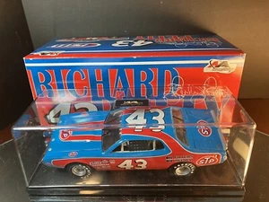 Super Rare Richard Petty #43 STP 1975 Dodge Charger Motorsports Authentics 1:24 - Picture 1 of 15