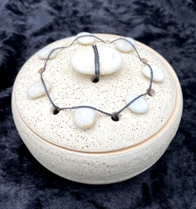 Studiokeramik Steinzeug Schmuck Deckelschale mit Kordel polierte Steine, signiert - Bild 1 von 10