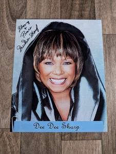 Original DEE DEE SHARP Autogramm auf 10 x 8 Inch Foto - Bild 1 von 7