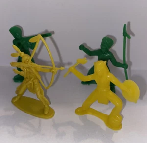 Vintage Set 4 Plastica Indiano Playset Guerra Fucile Spada Fighter Timme Marx Tim Me - Foto 1 di 3