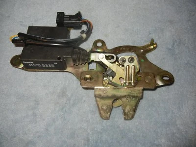 Cierre y actuador de escotilla trasero SAAB 9000 # 40705335 45556916 Y Foto 1 de 4