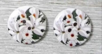 flower round wood sewing buttons 2 holes 3/4 inch green white #15 2pc set new - Image 1 of 2