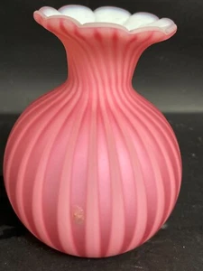 Vaso in vetro satinato con cassa rosa soffiato a mano 4,5" a costine/strisce vittoriano/fenton - Foto 1 di 8