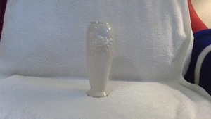 Vintage Lenox "Rose Bud" Design, 7-1/2in Tall Vase, Gold Trim, (Top/Bottom) Mint - Bild 1 von 10