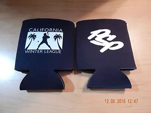PALM SPRINGS WINTER LEAGUE POWER BÉISBOL PSP CERVEZA BLANCA NEGRA BEBIDA SODA KOOZIE - Imagen 1 de 3