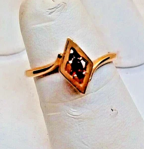 Modernist 10k Gold & Garnet Ring, Diamond-Shaped Setting, Size 5-3/4, 1.9 Grams - Picture 1 of 11