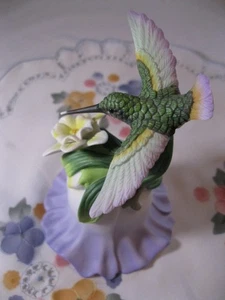AVON 2000 PORZELLAN GLOCKE (blauer Hals) Kolibri über 2 Blumen 5,25" hoch - Bild 1 von 10