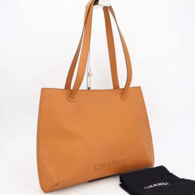 Auténtico bolso de mano Chanel de piel de becerro con logotipo bordado camel Foto 1 de 4