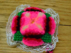 Antik Vintage Amish Mennonite Stumpwork Nadelkissen Kissen 4x4" - Bild 1 von 4